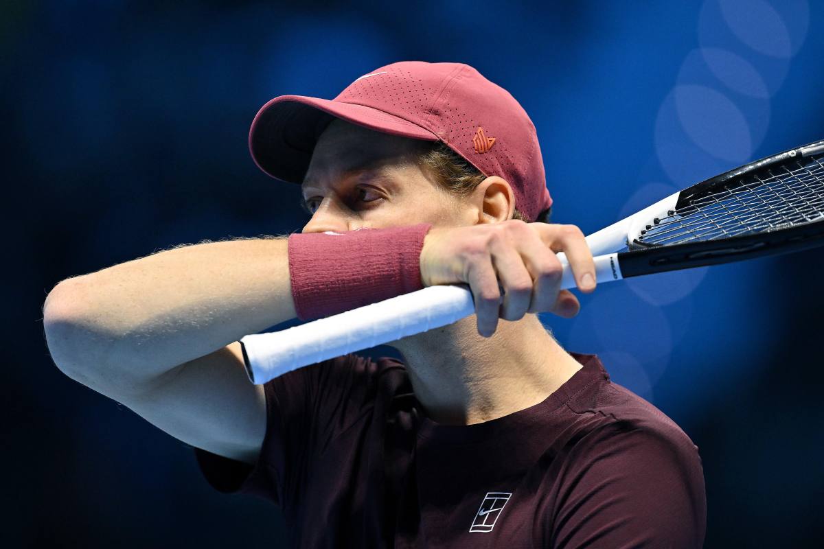Sinner si asciuga il volto sudato con un polsino durante una partita alle Finals