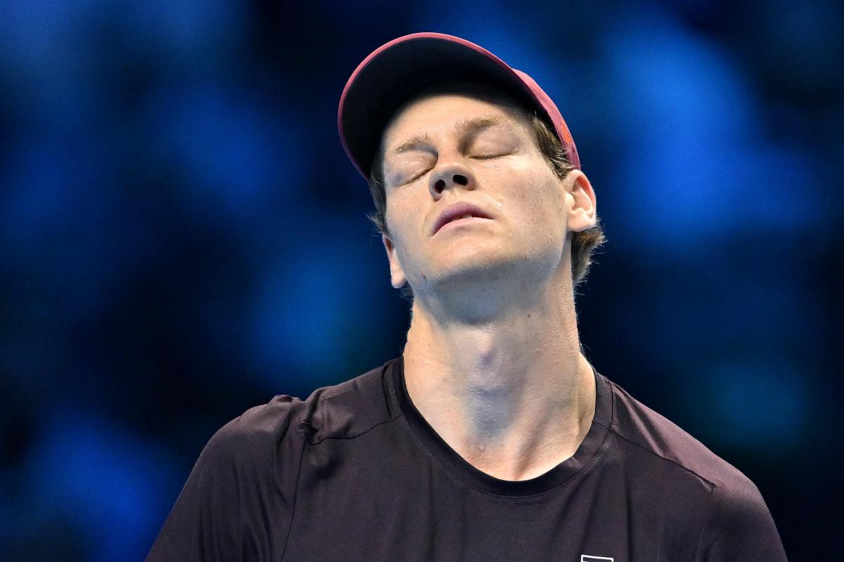 Sinner chiude gli occhi sconsolato durante una partita alle Finals