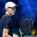 Sinner in campo alle Finals con sguardo impietrito