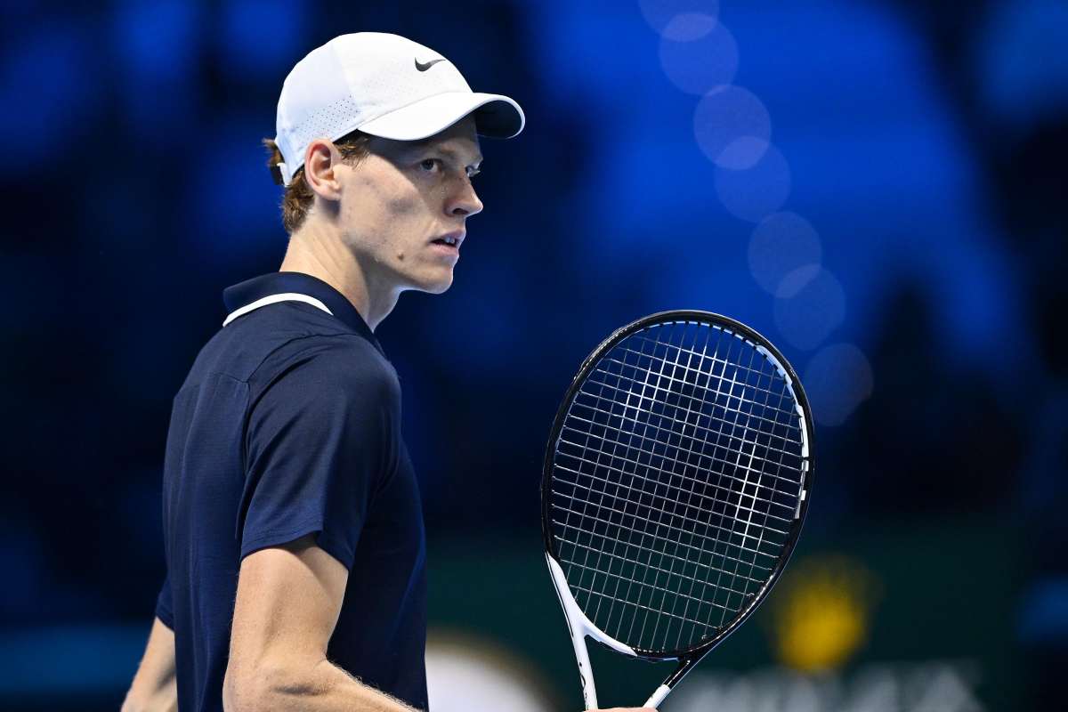 Sinner in campo alle Finals con sguardo impietrito