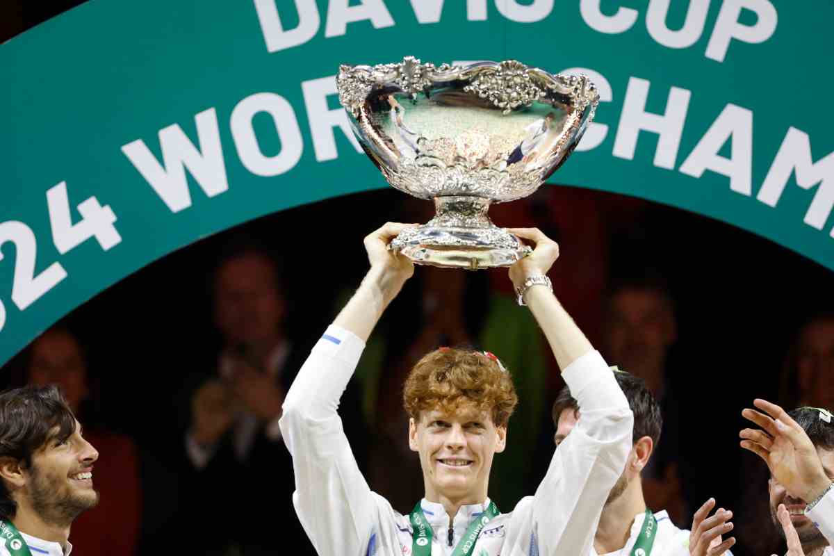 Jannik Sinner solleva al cielo la Coppa Davis vinta nel 2024
