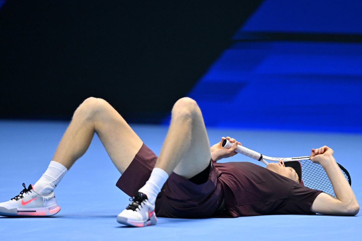 Sinner steso a terra sfinito dopo il trionfo alle Atp Finals