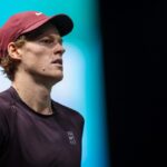 Sinner in campo a Parigi con espressione seriosa