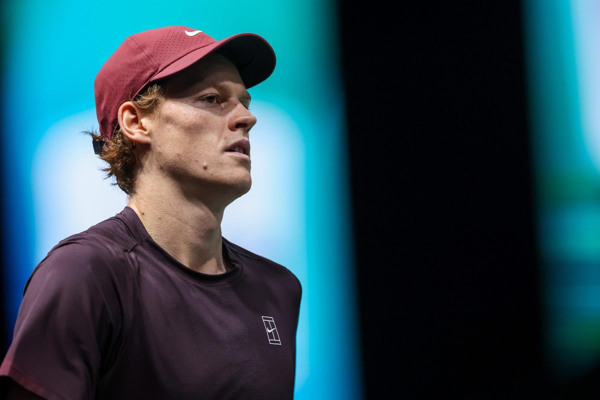 Sinner in campo a Parigi con espressione seriosa