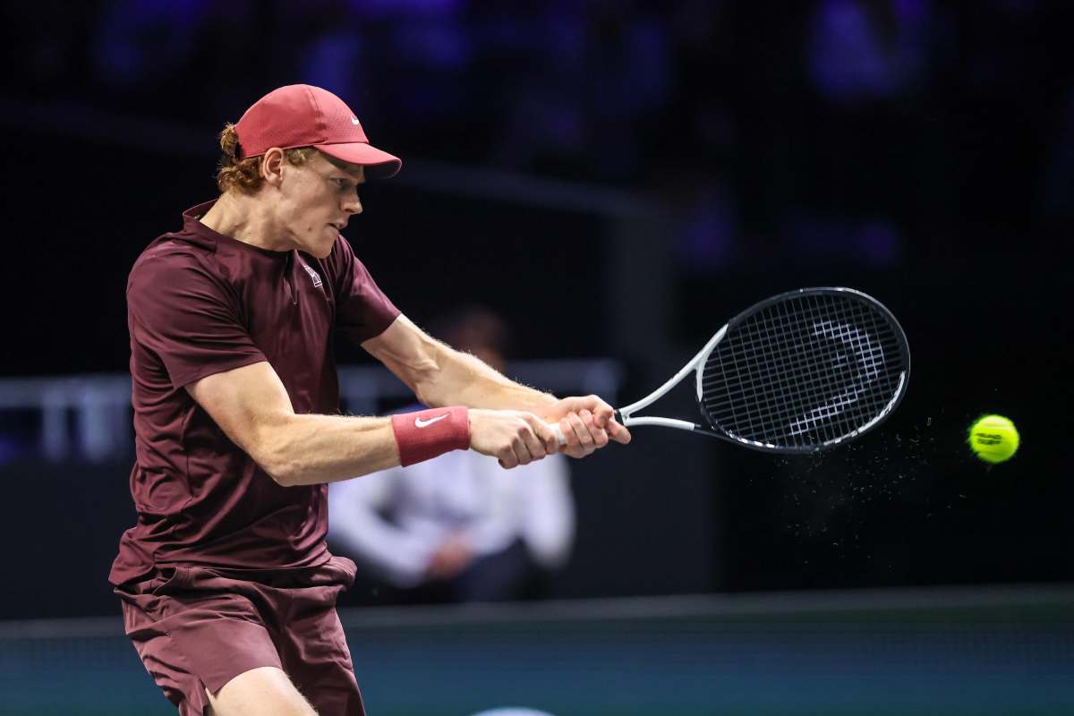 Jannik Sinner in azione con il rovescio al Rolex Paris Masters