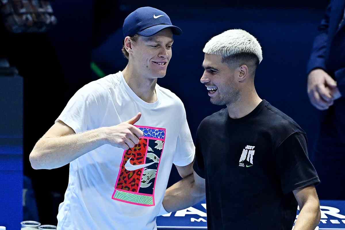 Sinner e Alcaraz sorridenti durante una sessione di allenamento a Torino