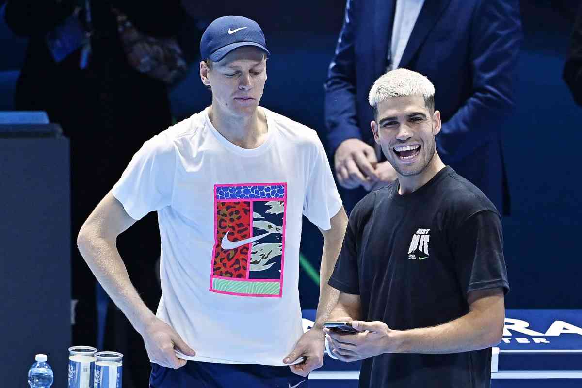 Sinner guarda lo smartphone di Alcaraz mentre lo spagnolo se la ride di gusto