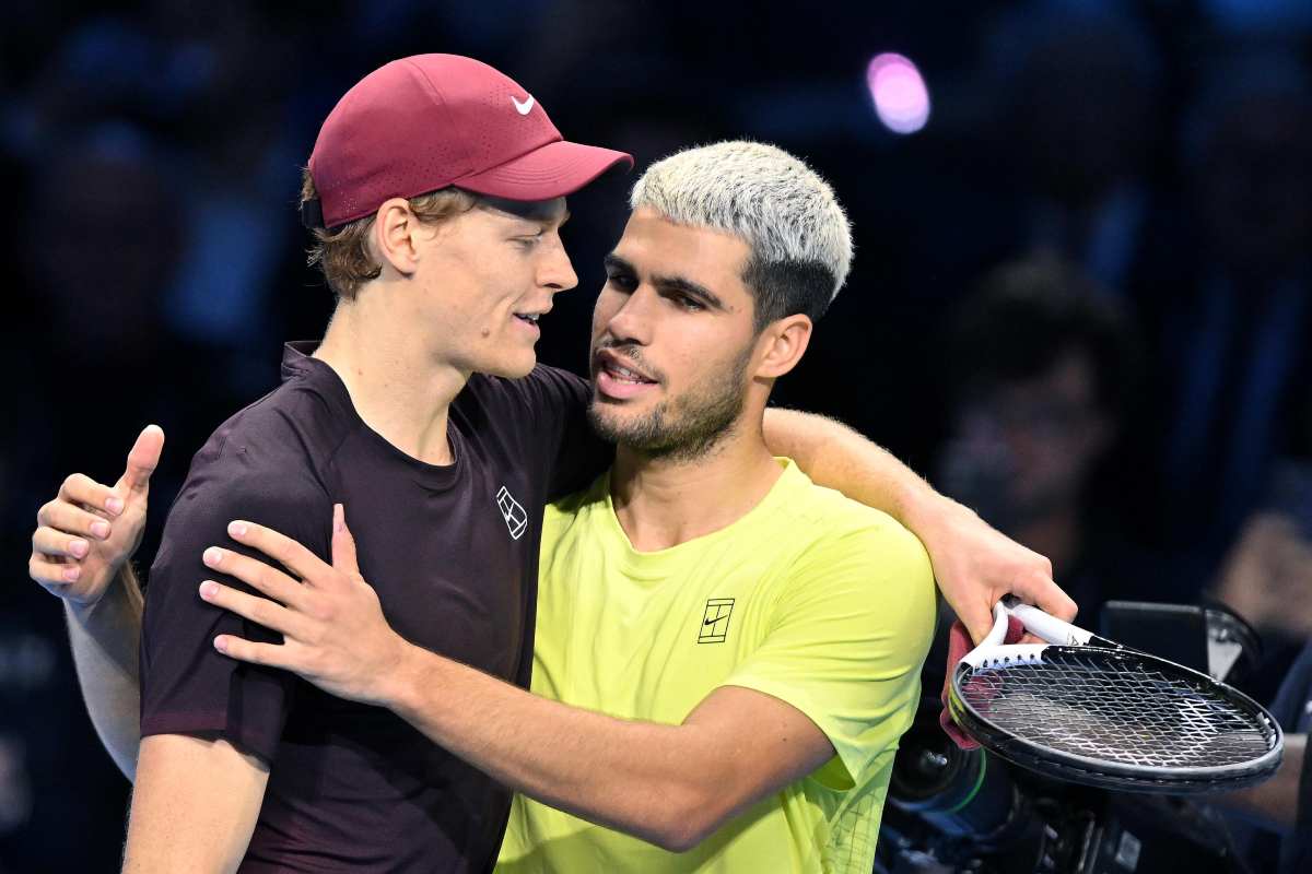 Sinner e Alcaraz si abbracciano dopo la sfida alle Finals di Torino