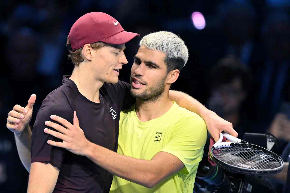 Sinner e Alcaraz si abbracciano sorridenti al termine della Finale a Torino
