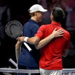 Sinner e Djokovic si abbracciano sorridenti a rete al termine di un match