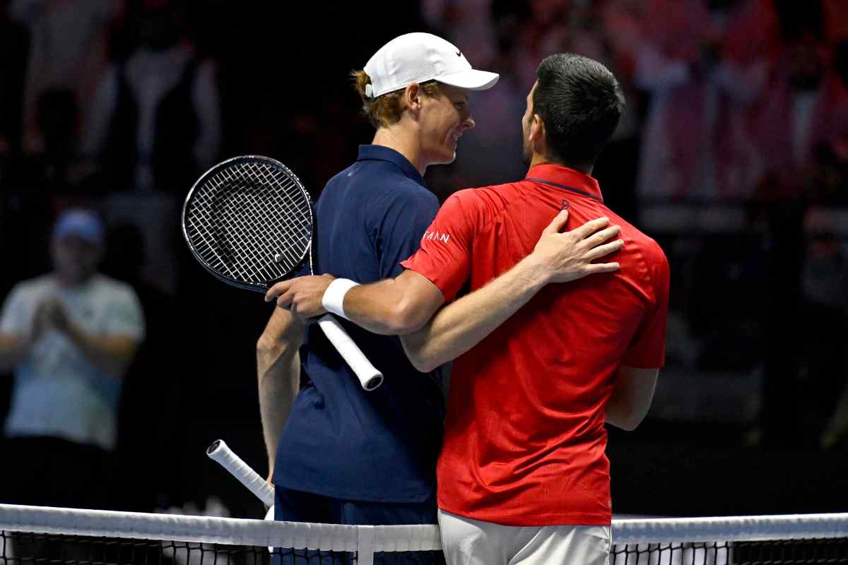 Sinner e Alcaraz si abbracciano nei pressi della rete dopo una partita