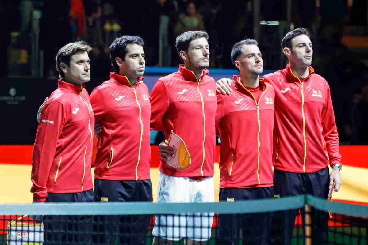 La squadra spagnola di Coppa Davis abbracciata durante l'inno nazionale