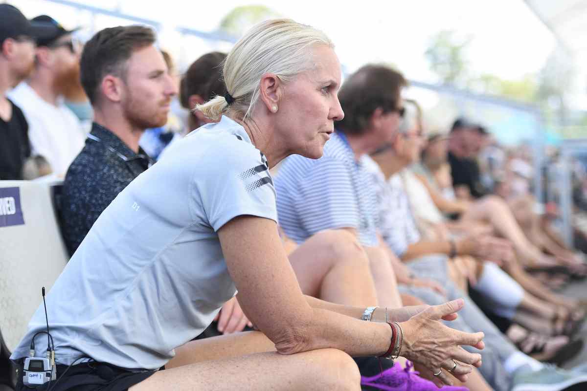 Rennae Stubbs immortalata di profilo sugli spalti