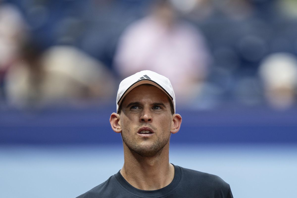 Dominic Thiem guarda verso l'alto pensoso