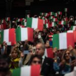 Tifosi italiani che mostrano cartoncini tricolore