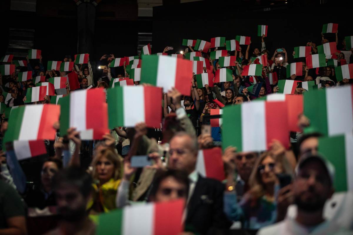 Tifosi italiani che mostrano cartoncini tricolore