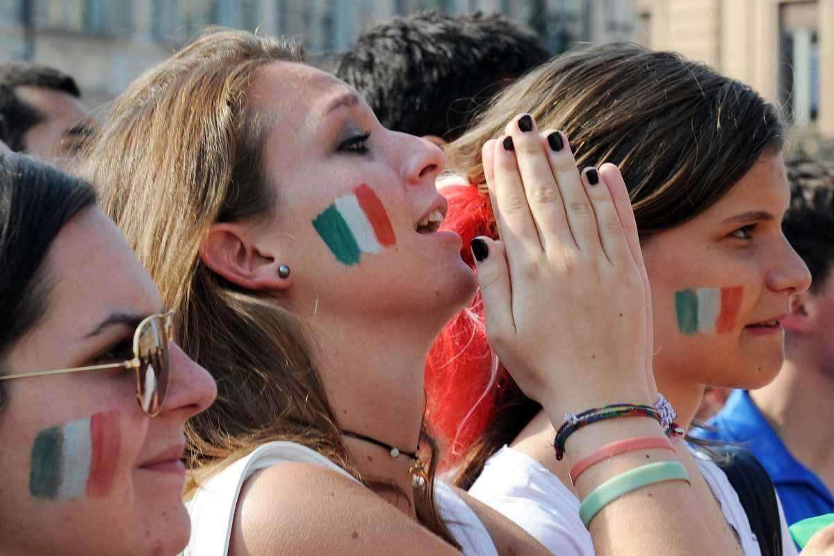 Tifosi italiani delusi con espressione disperata
