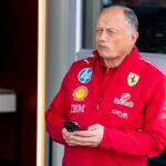 Frederic Vasseur pensieroso con lo smartphone tra le mani