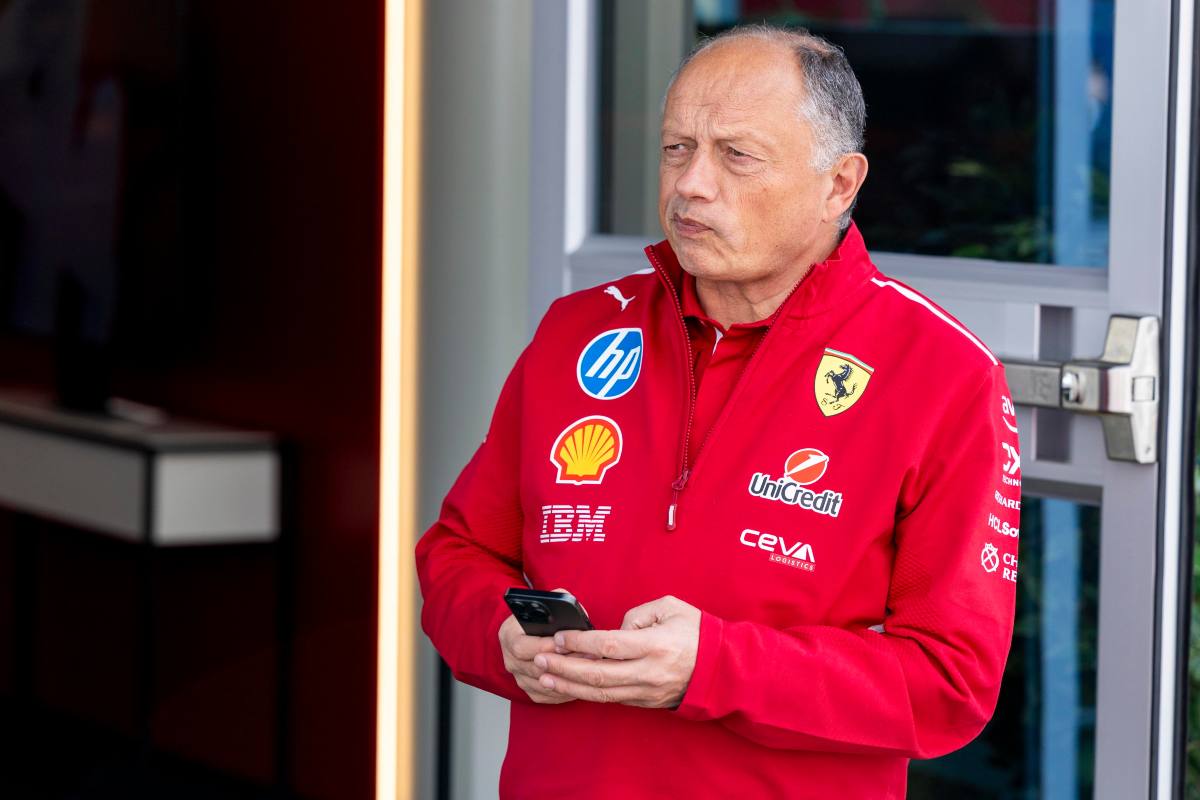 Frederic Vasseur pensieroso con lo smartphone tra le mani