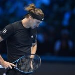 Zverev a testa bassa e con le mani nei fianchi durante una partita alle Finals