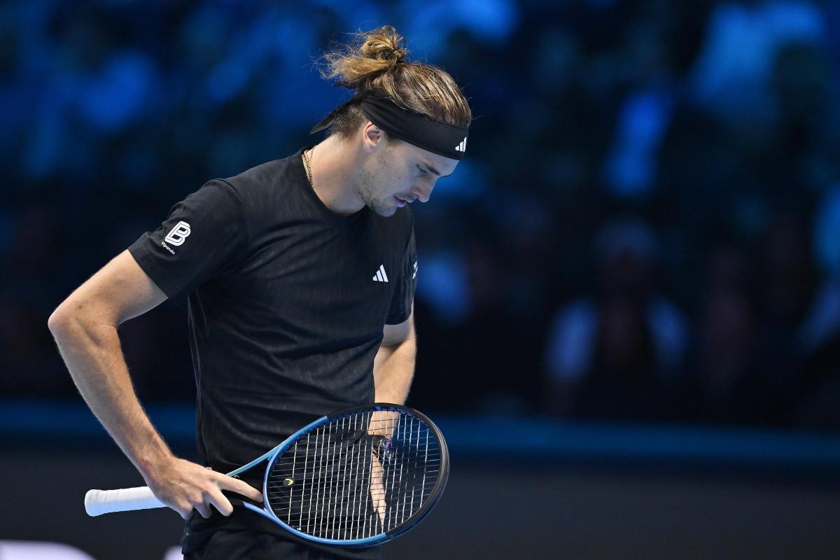 Zverev a testa bassa e con le mani nei fianchi durante una partita alle Finals