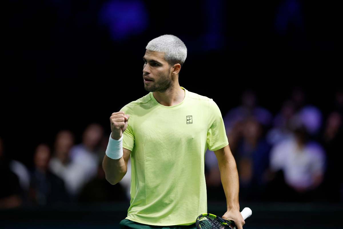 Carlos Alcaraz esulta in campo