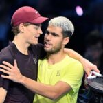 Sinner e Alcaraz abbracciati