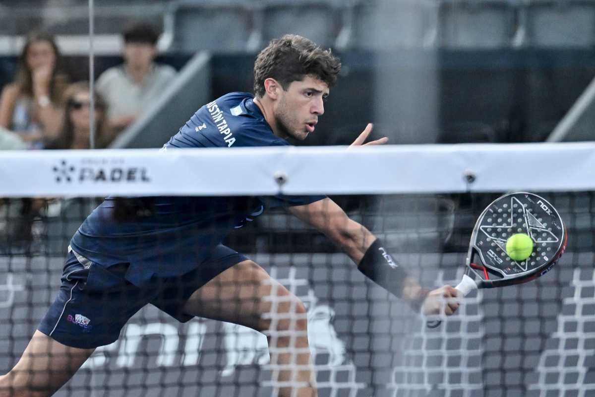 Augustin Tapia in azione in una partita di Padel