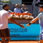 due tennisti si stringono la mano