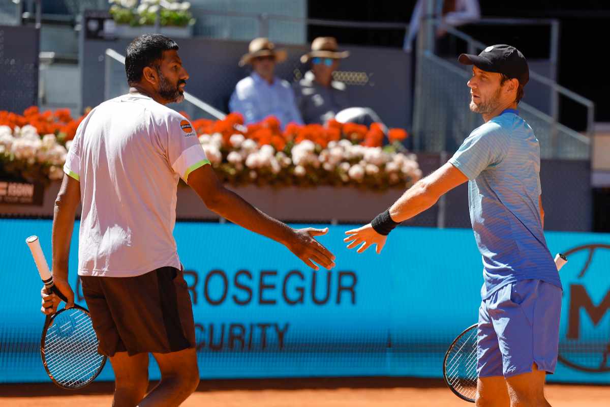 due tennisti si stringono la mano