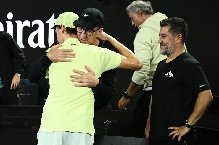 abbraccio tra Cahill e Sinner