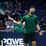 Djokovic fa una smorfia in campo