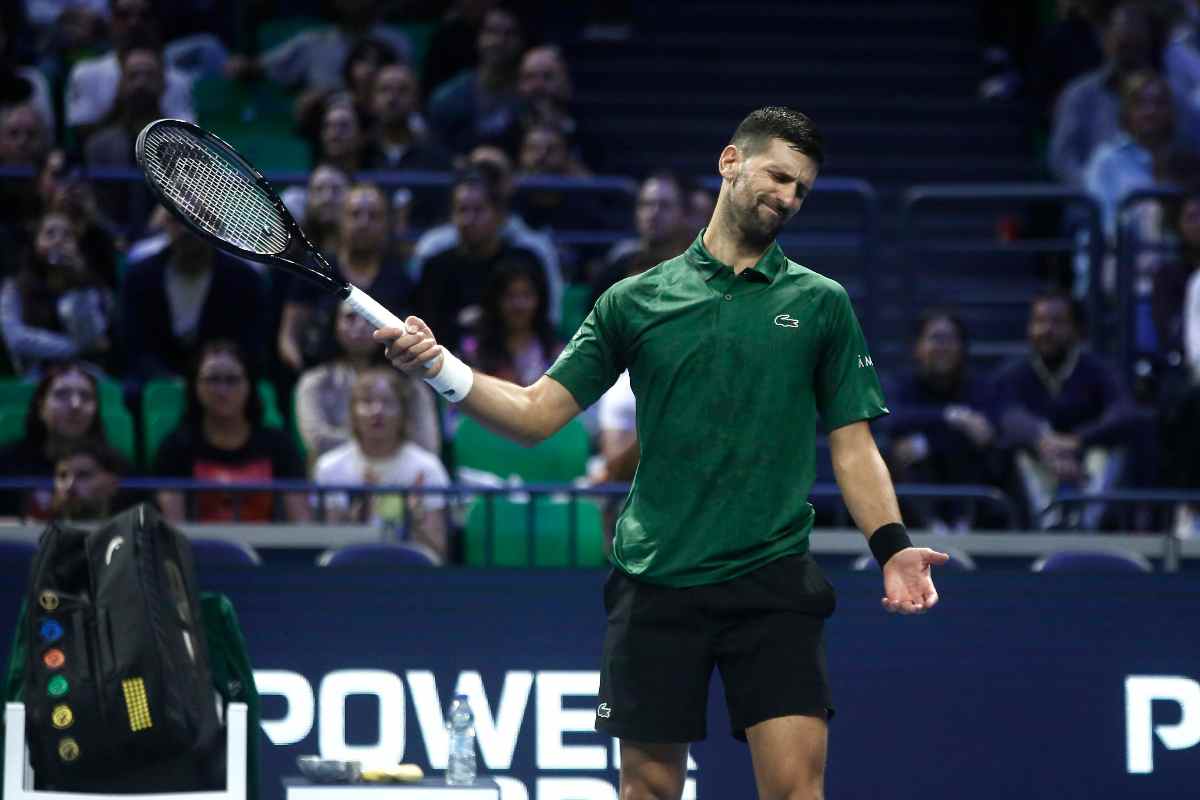 Djokovic fa una smorfia in campo 