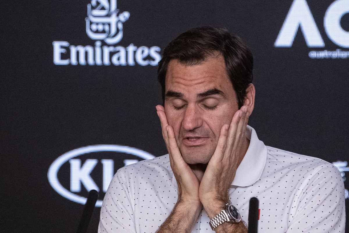 Federer con gli occhi chiusi in conferenza stampa