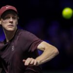 Jannik Sinner osserva la palla