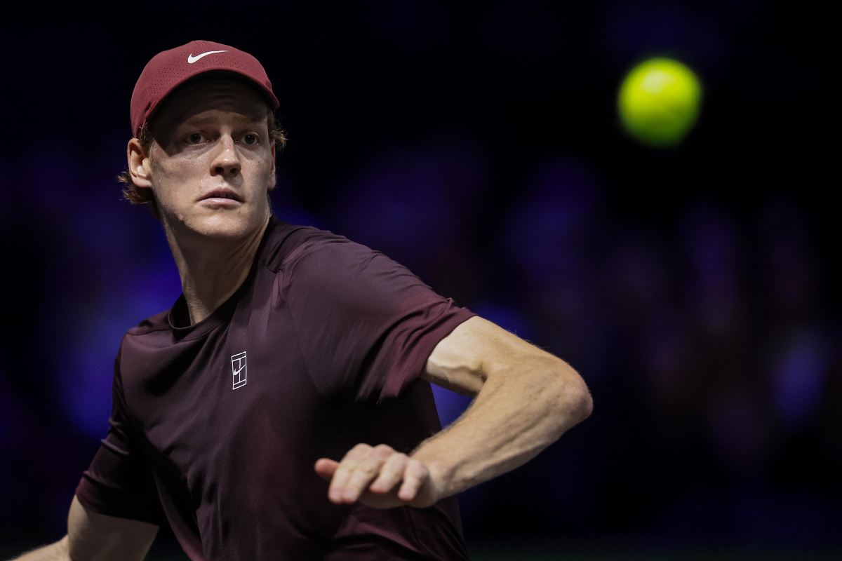 Jannik Sinner osserva la palla