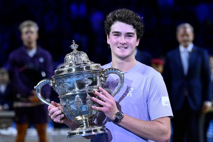 Joao Fonseca con la coppa vinta all'ATP di Basilea