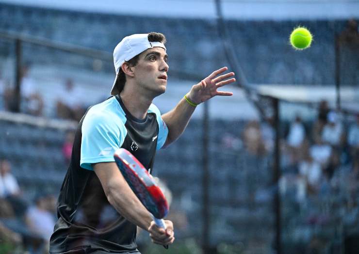 un giocatore di padel in campo