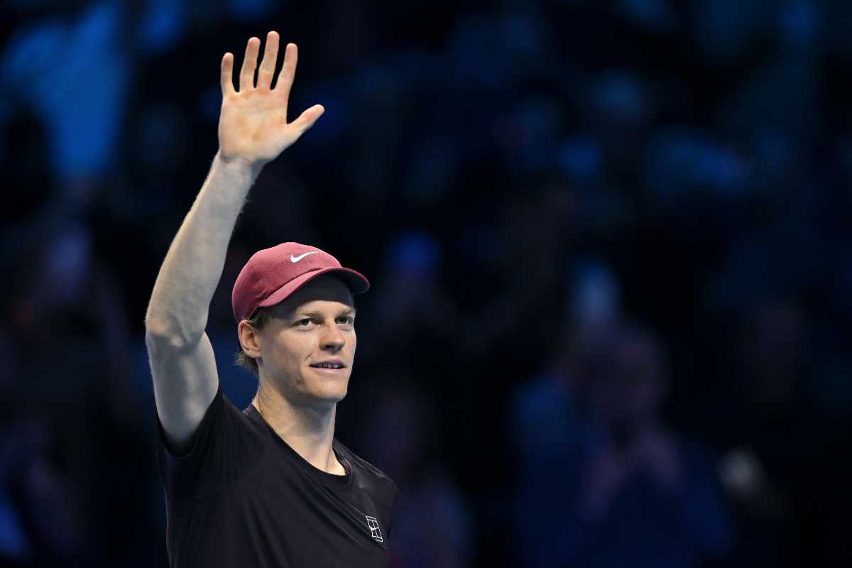 Sinner saluta il pubblico