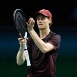 Jannik Sinner applaude il pubblico