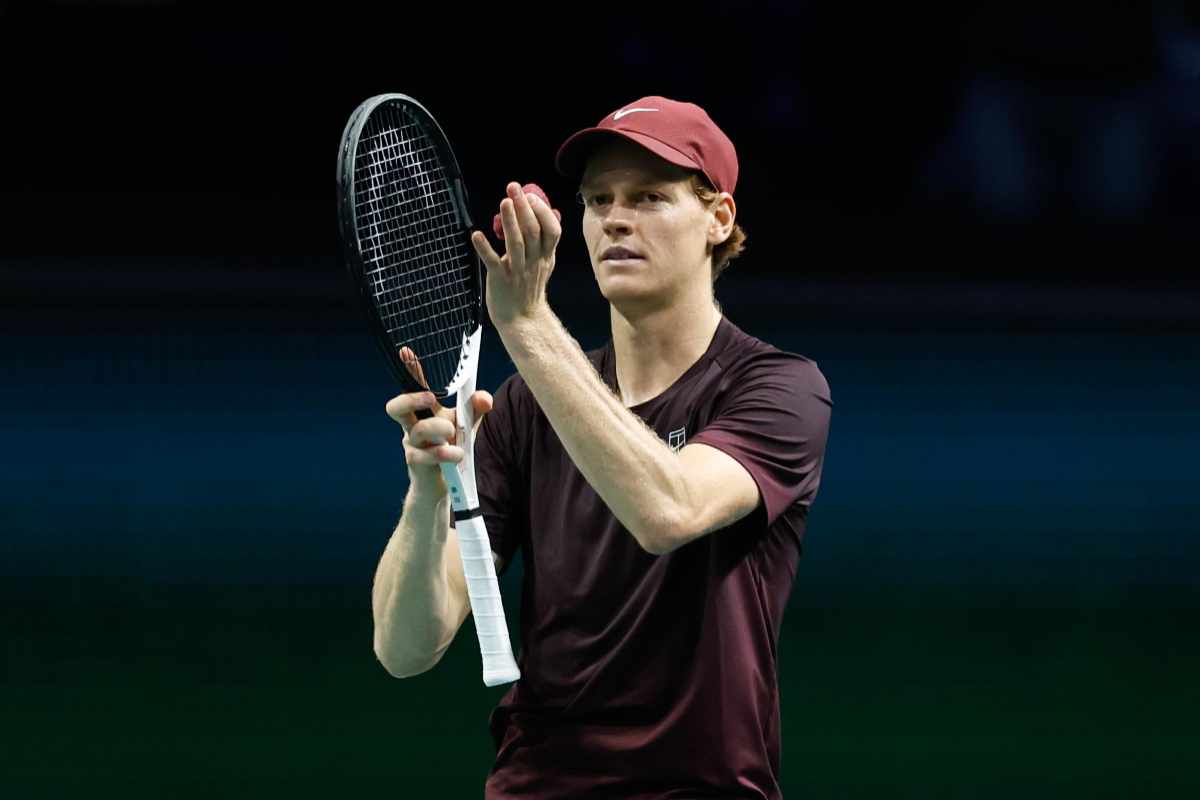 Jannik Sinner applaude il pubblico