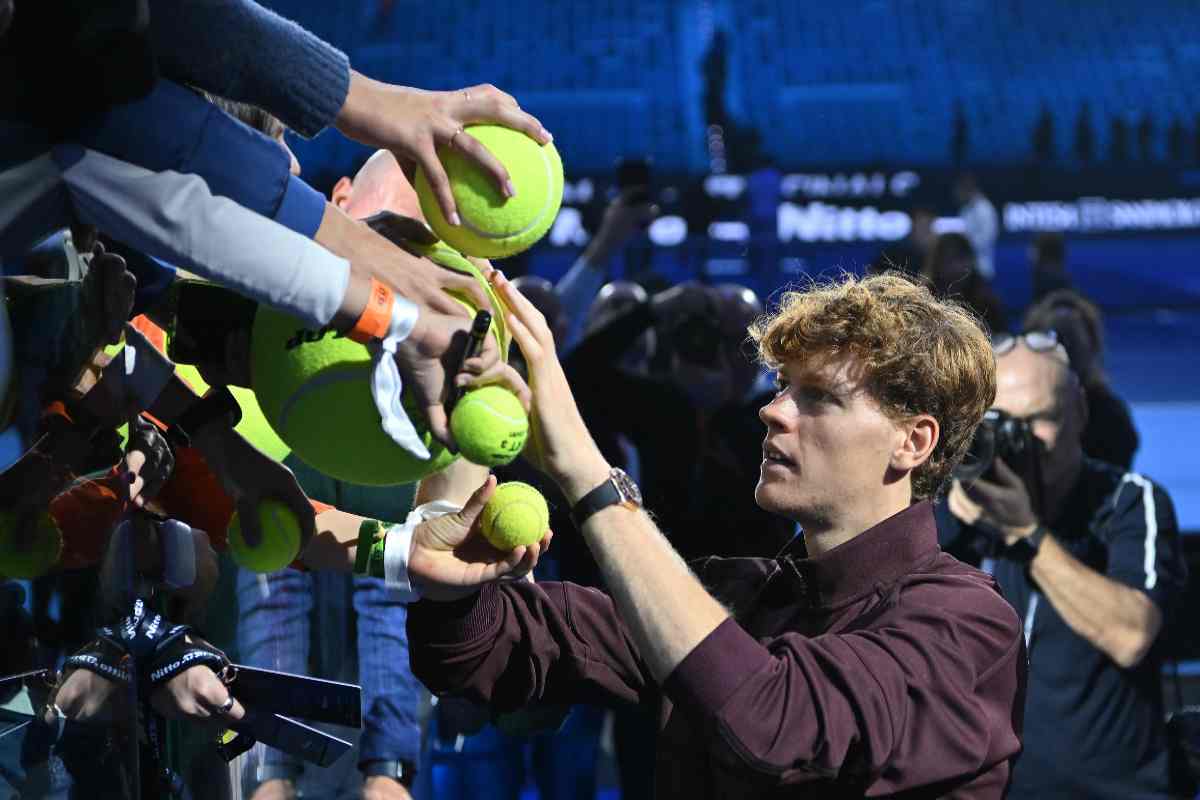 Jannik Sinner firma autografi