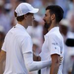 Sinner e Djokovic abbracciati a rete