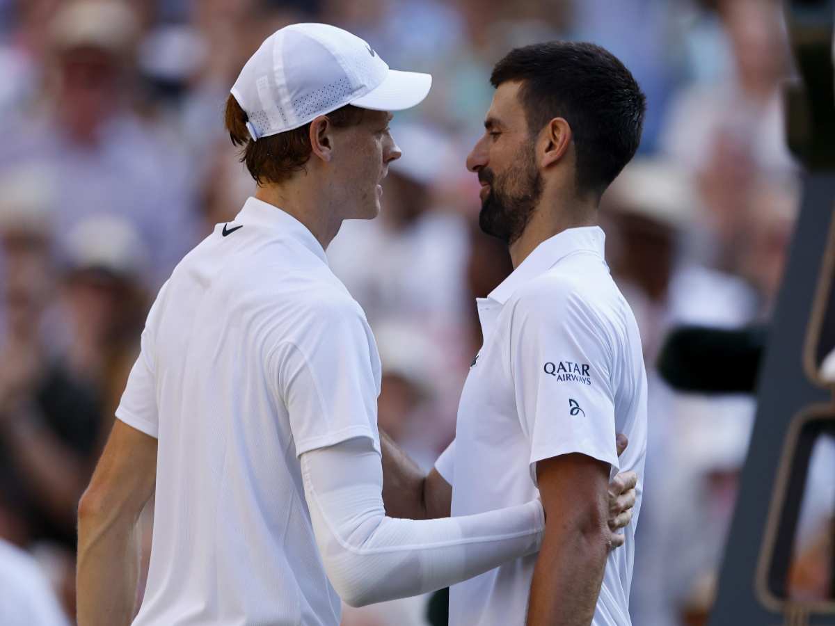 Sinner e Djokovic abbracciati a rete