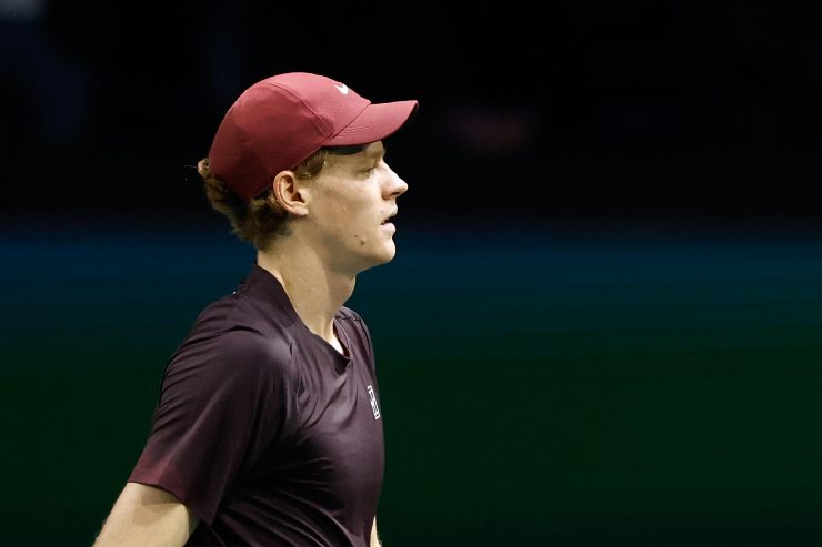 Jannik Sinner fotografato di profilo