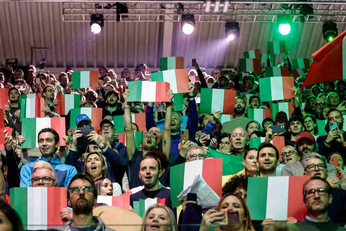 tifosi italiani con le bandiere