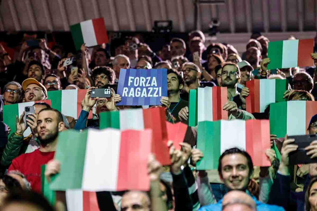 tifosi italiani con le bandiere in tribuna