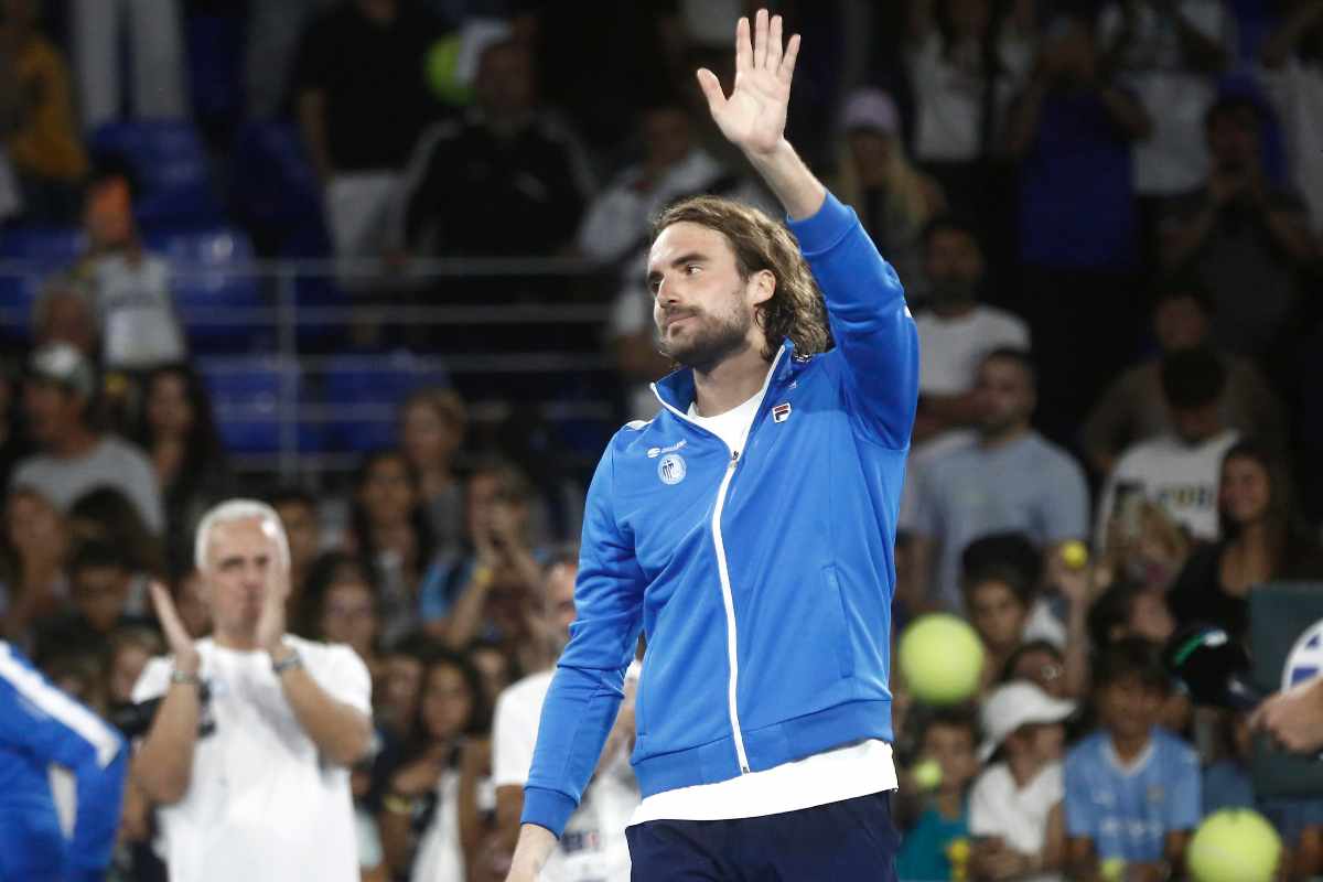 Stefanos Tsitsipas saluta il pubblico