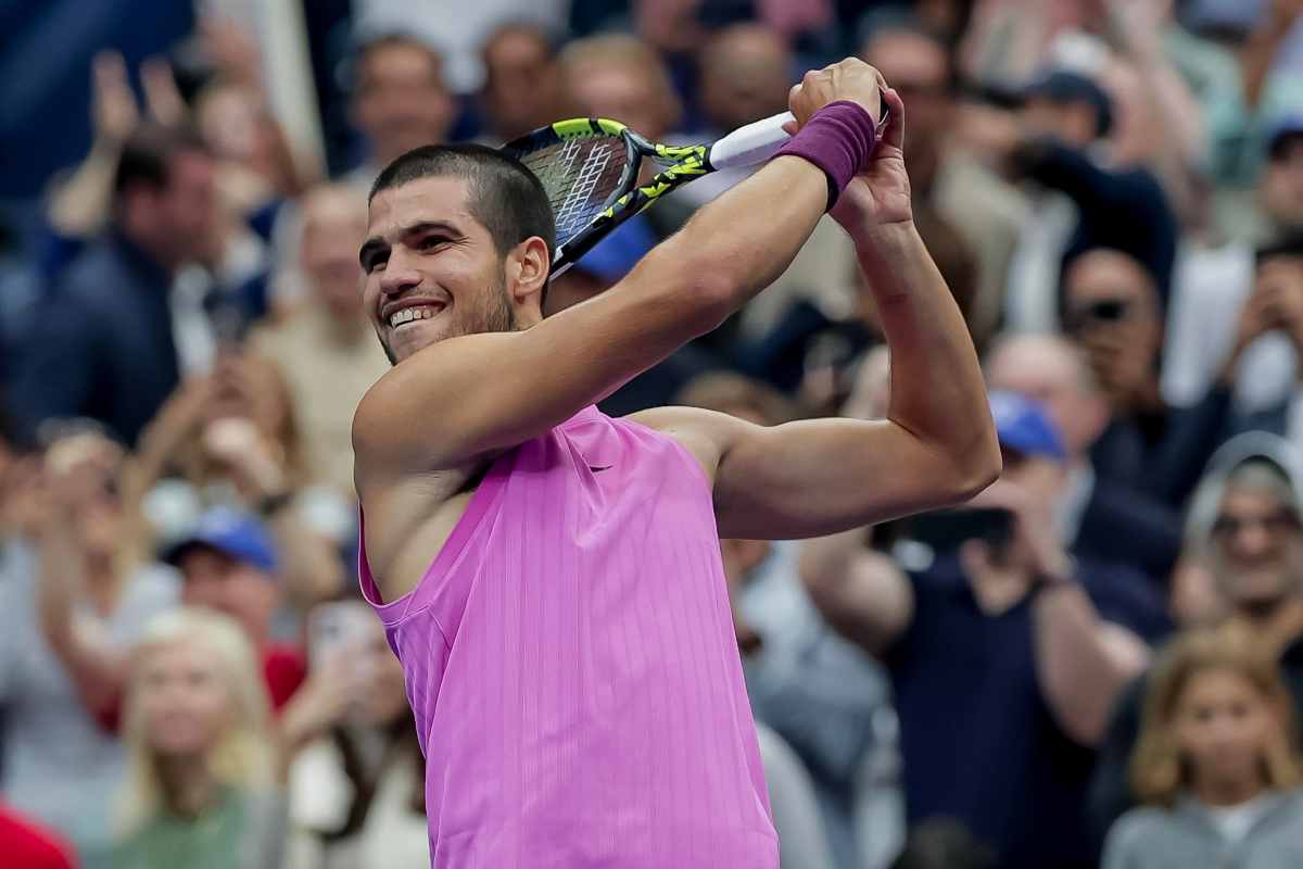 Carlos Alcaraz in azione col rovescio con espressione visibilmente soddisfatta