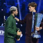 Sinner mette una mano sulla spalla ad Alcaraz durante la premiazione delle Finals
